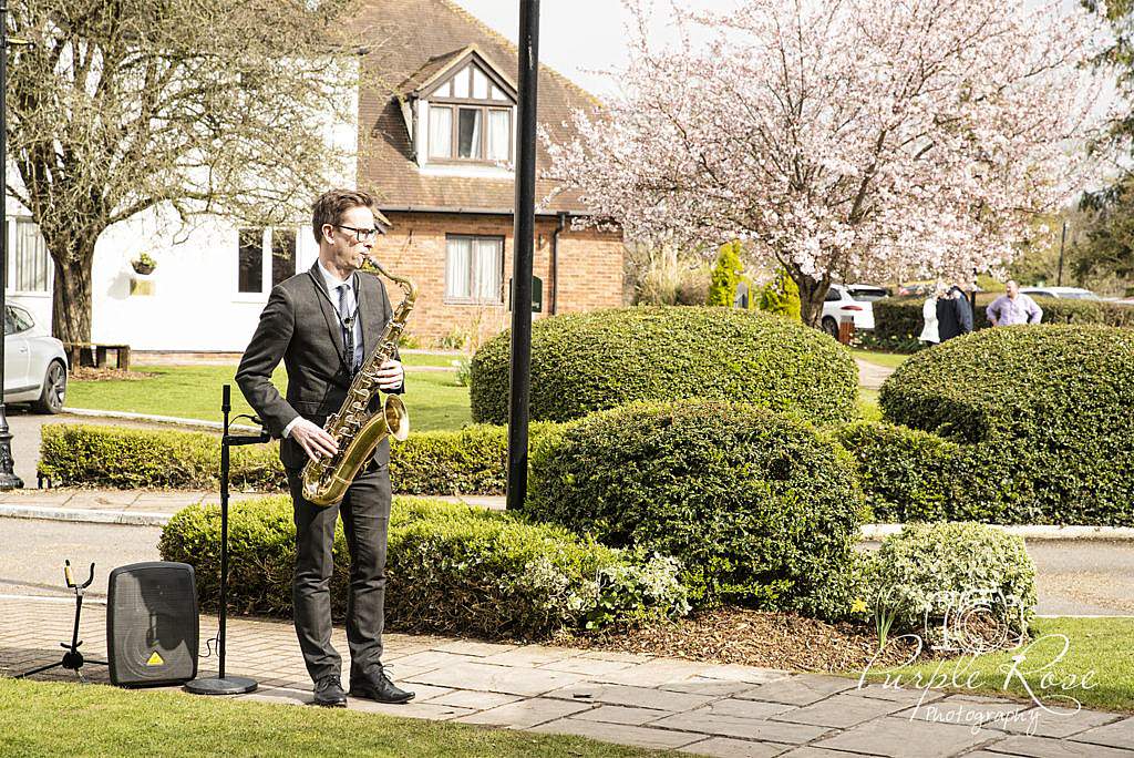 Live music for the wedding guests